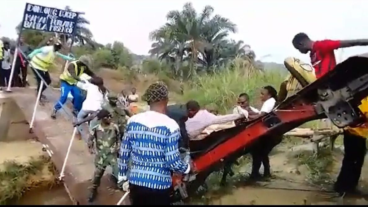 Video: Při slavnostním stříhání pásky spadla v Kongu lávka i s politiky